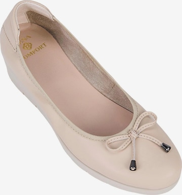 Desa Ballerina 'DESA Damen DesaComfort Ballerinas aus Leder mit Keilabsatz und Schleifendetail' in Beige: Vorderseite