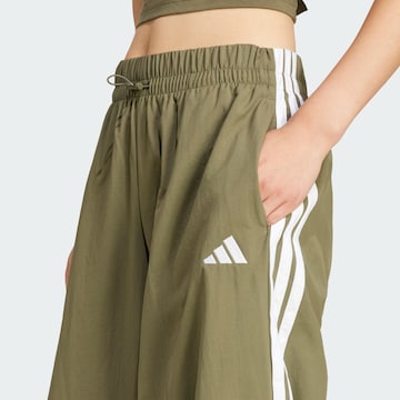 ADIDAS SPORTSWEAR Wide leg Παντελόνι φόρμας 'Essentials' σε πράσινο