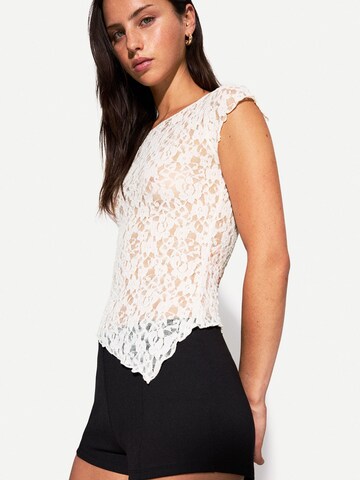 Tricou de la Bershka pe bej: față