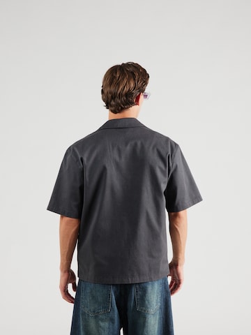 Jordan Comfort Fit Риза 'ESS' в сиво: отзад