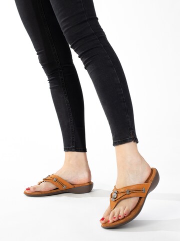 Minnetonka T-bar sandals 'Silverthorne360' in Brown