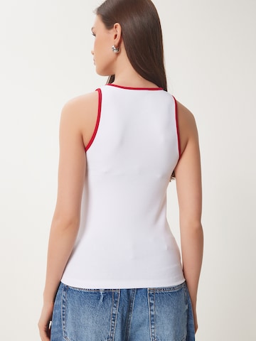 Top de la Happiness İstanbul pe alb