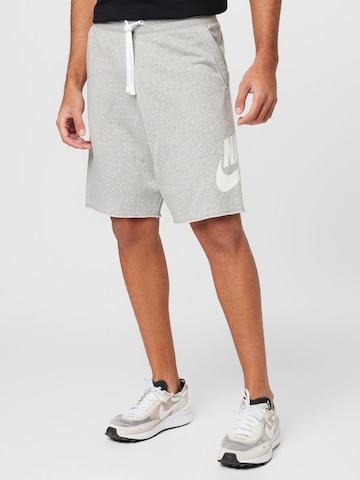 Nike Sportswear Loosefit Nadrág 'Club Alumni' - szürke: elől