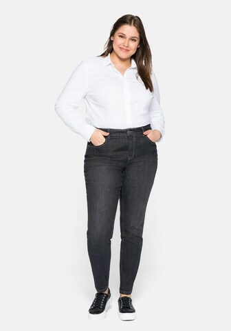 SHEEGO Slimfit Jeans in Zwart