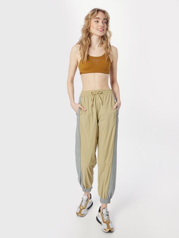 Effilé Pantalon de sport LACOSTE en beige