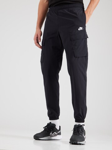 Tapered Pantaloni cargo 'CLUB' di Nike Sportswear in nero: frontale