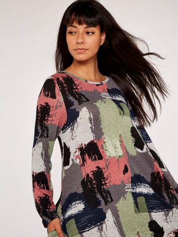 Robe Apricot en gris