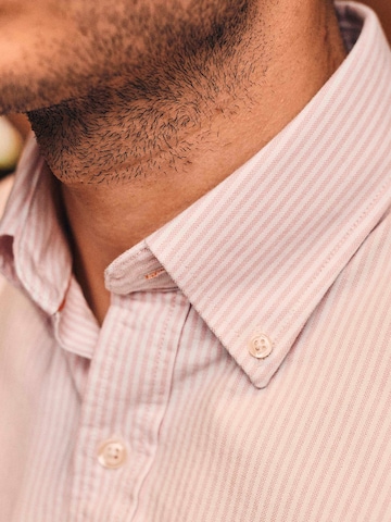 Steppin' out Regular fit Button Up Shirt in Pink