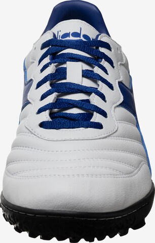 Chaussure de foot 'Brasil 2 TT' Diadora en blanc