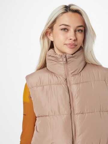 Gilet 'Louisa' ABOUT YOU en marron