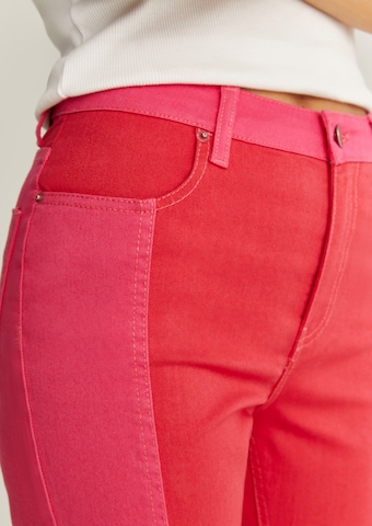 Scalpers Rozkloszowany krój Jeansy w kolorze różowy