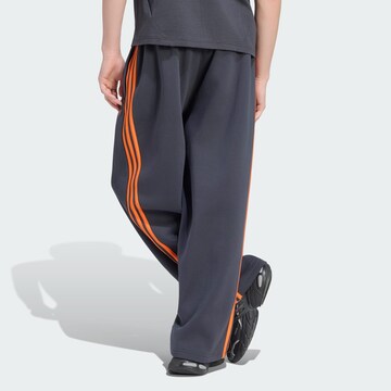 ADIDAS ORIGINALSBaggy Hlače 'Adicolor' - siva boja