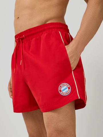 FC BAYERN MÜNCHEN Badehose Essentials in Rot: Vorderseite