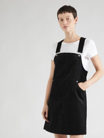 Rochie de la Monki pe negru: față