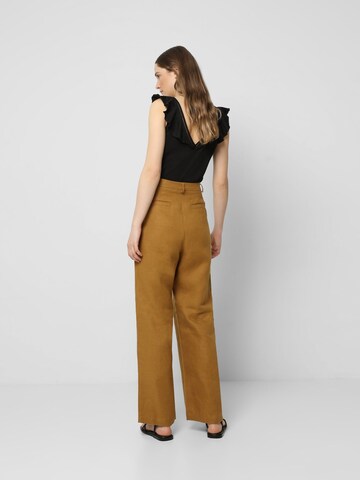 regular Pantaloni con pieghe di Scalpers in marrone