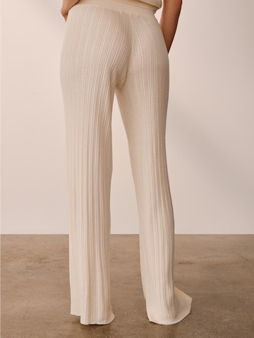 ABOUT YOU x Marie von Behrens - Acampanado Pantalón 'Freya' en beige