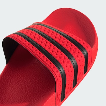 ADIDAS ORIGINALS - Zapatos abiertos 'Adilette' en rojo