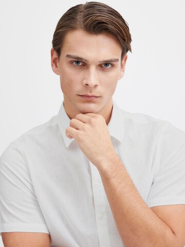 Coupe regular Chemise ' AKSEL ' Casual Friday en blanc