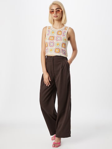 Monki Loose fit Pleat-Front Pants in Brown
