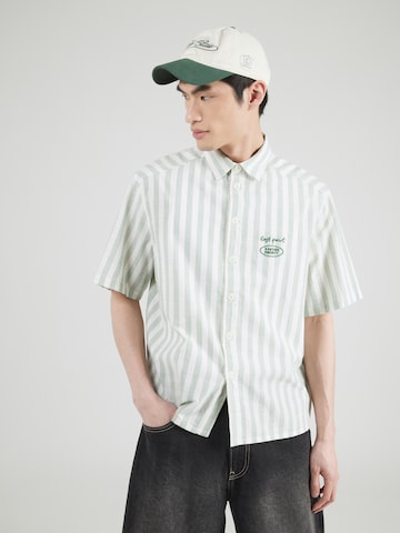 Kaotiko Regular Fit Paita 'BUT FIRST COCKTAILS' värissä vihreä