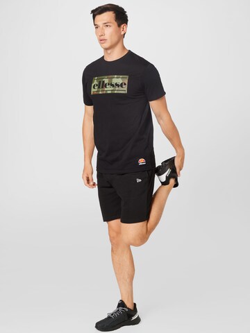 NEW ERA Regular Shorts in Schwarz