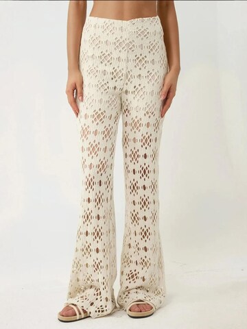 Hiccup Flared Pants in White: front