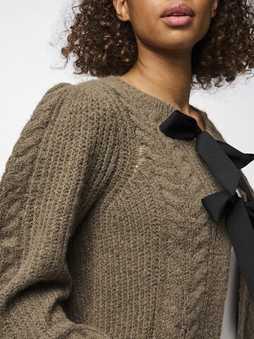 PIECES Cardigan 'PCRow' i brun