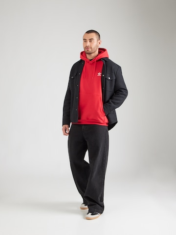 ADIDAS ORIGINALS Sweatshirt 'Essentials' i rød