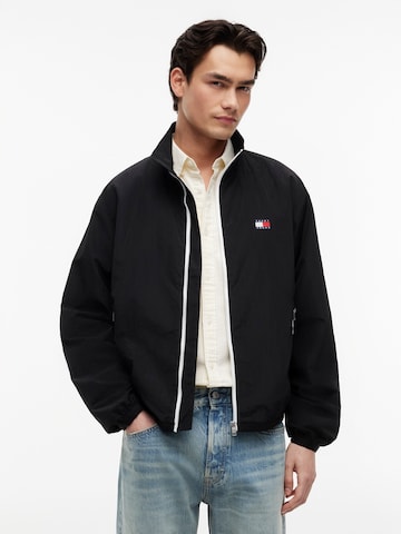 Tommy Jeans Välikausitakki 'ESSENTIAL' värissä musta: etupuoli