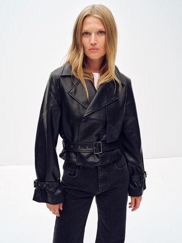 Veste mi-saison 'Leyla' ABOUT YOU x Toni Garrn en noir : devant