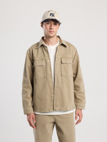 Coupe regular Chemise America Today en marron : devant