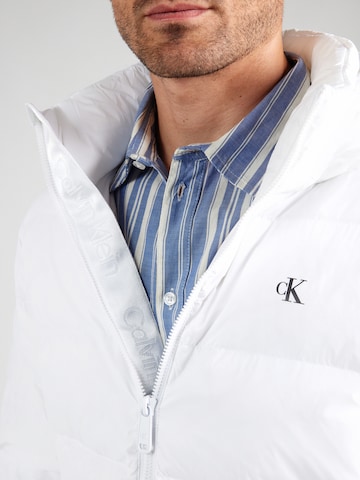 Geacă de iarnă de la Calvin Klein Jeans pe alb