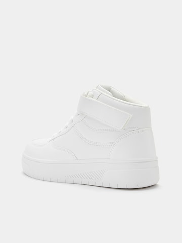 Sneaker înalt de la Pull&Bear pe alb