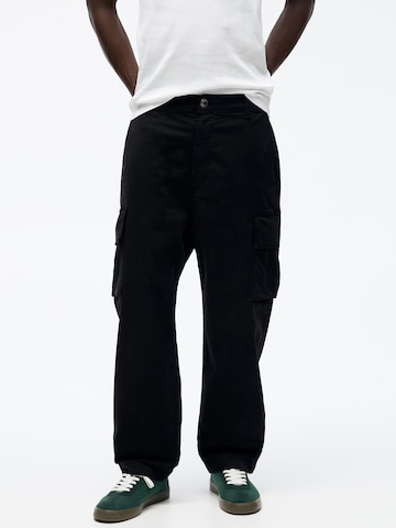 Pull&BearLoosefit Cargo hlače - crna boja