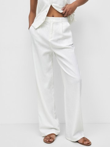 Pull&Bear Regular Plissert bukse i hvit