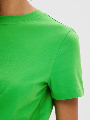 Tricou 'MY ESSENTIAL' de la SELECTED FEMME pe verde