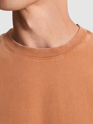CAST IRON Shirt 'Relaxed fit T-shirt with off-placed logo' in Bruin
