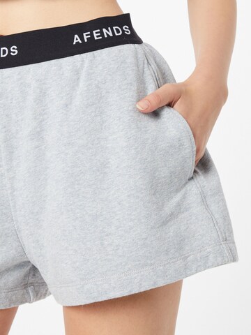 Afends Loosefit Shorts in Grau