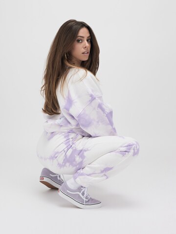 Sweat-shirt 'SELENA' ABOUT YOU x VIAM Studio en violet : devant