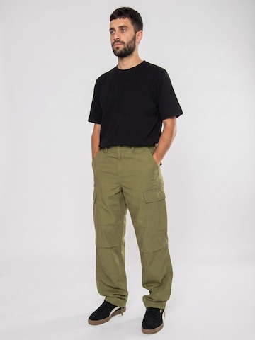 Baggy Pantaloni cargo 'Regular Cargo Pant Capulet rinsed' di Carhartt WIP in verde: frontale