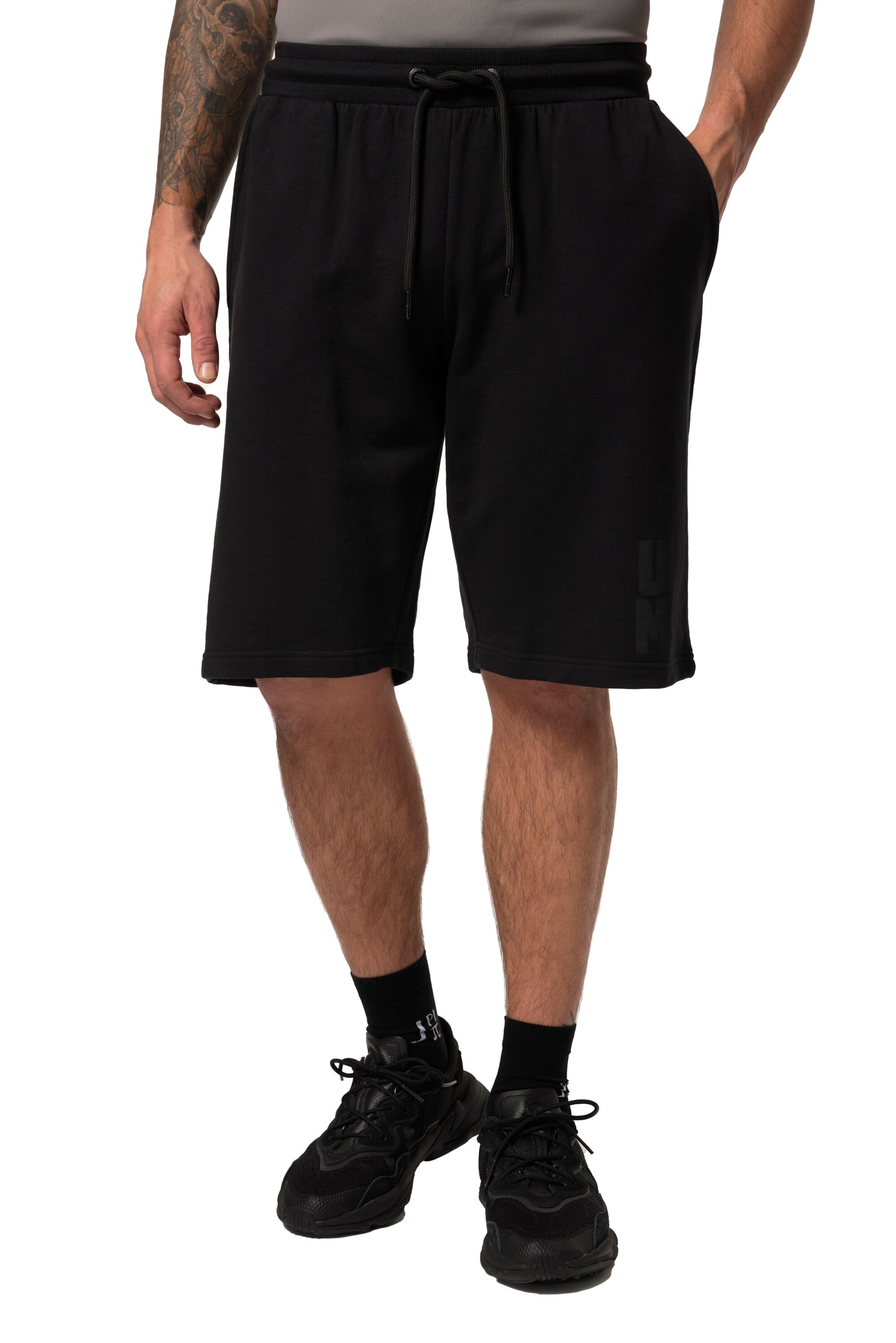 JAY-PI Loosefit Shorts in Schwarz: Vorderseite