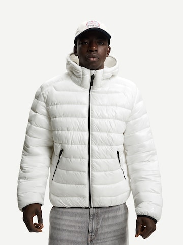 Bershka Зимно яке в бяло: отпред