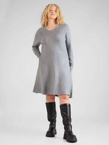 Abito in maglia 'NANCY' di Vero Moda Curve in grigio: frontale