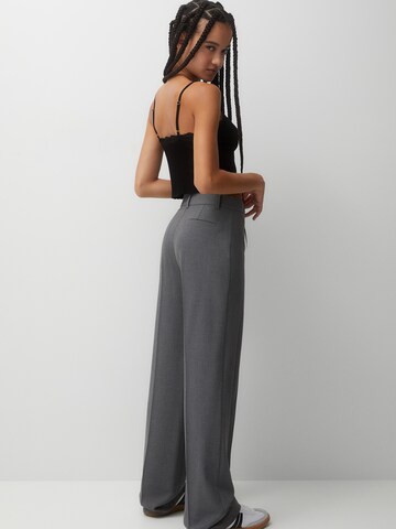 Wide Leg Pantalon à plis Pull&Bear en gris