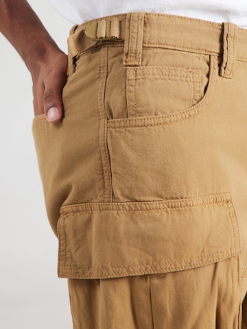 Largi Pantaloni cu buzunare de la ALPHA INDUSTRIES pe bej