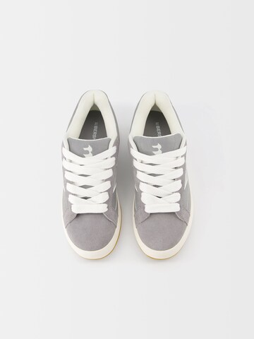 Sneaker bassa di Bershka in grigio