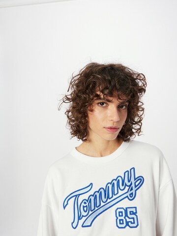 Tommy Jeans Sweatshirt i vit