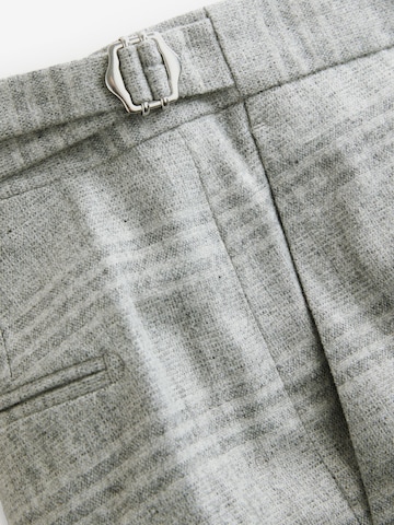 regular Pantaloni con piega frontale di Next in grigio