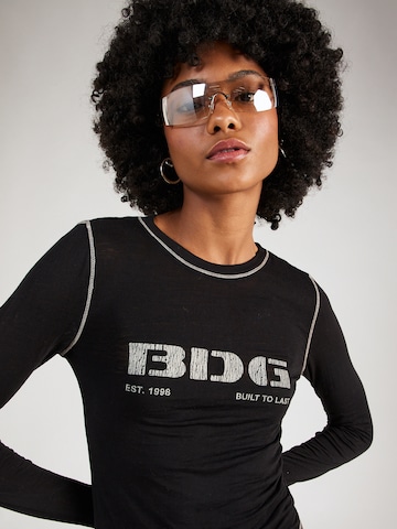 BDG Urban Outfitters Póló 'Stencil' - fekete