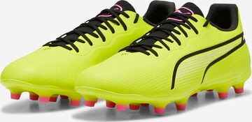 Ghete de fotbal 'King Pro' de la PUMA pe verde